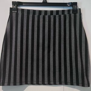 Forever 21 black and grey stripped mini skirt